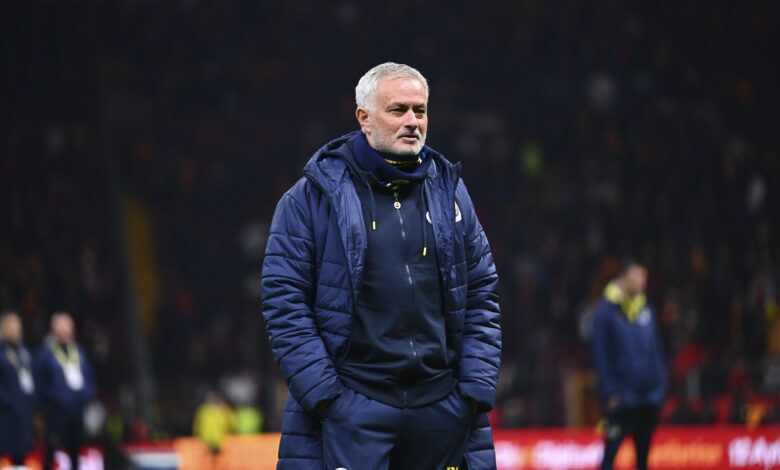 Türkiye Futbol Federasyonu (TFF) Tahkim Kurulu, Fenerbahçe Teknik Direktörü Jose Mourinho’nun 4 maçlık cezasını 2 maça indirdi.