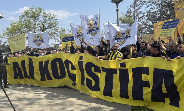 Bir grup Fenerbahçeli taraftar Başkan Ali Koç ve yönetimini istifaya çağırarak pankartlı protesto gerçekleştirdi.
