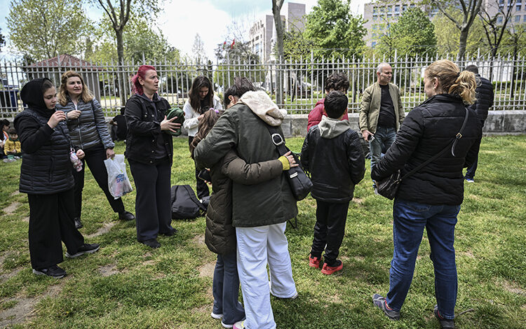 Silivri açıklarında yaşanan 6,2 büyüklüğündeki depremin ardından artçı sarsıntılar sürüyor. AFAD, 4’ün üzerinde şiddetli 7 artçı olduğunu duyurdu.