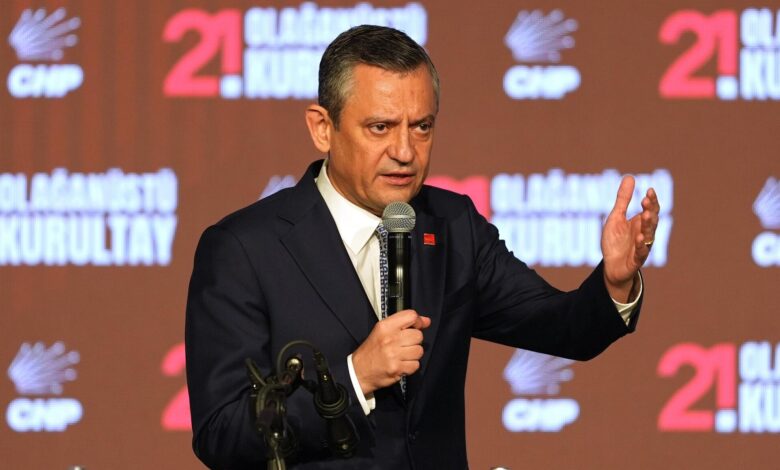 CHP, partiye kayyum atanması riskine karşı olağanüstü kurultay kararı aldı. Özgür Özel tek aday olduğu seçimde koltuğunu koruduğu.