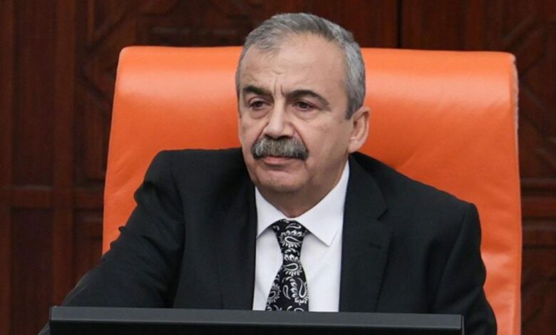 DEM Parti Milletvekili Sırrı Süreyya Önder, geçirdiği aort yırtılması sonrası 12 saatlik bir operasyon geçirdi.