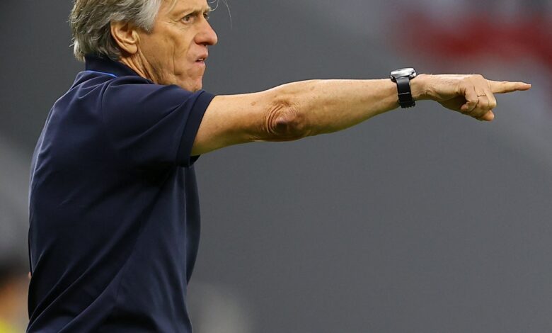 Jorge Jesus işsiz kaldı 2022-23 sezonunda Fenerbahçe'yi çalıştıran Jorge Jesus, geçen sezon Suudi Arabistan Ligi'nde şampiyon yaptığı Al Hilal takımından ayrıldı. Jesus'un Portekiz ya da Brezilya'nın başına geçeceği iddia ediliyor