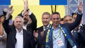 Fenerbahçe'de olağanüstü kongre talebiyle başlatılan imza süreci hız kazanırken, gözler eski başkan Aziz Yıldırım'a çevrildi.