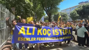 Kadıköy’de binlerce Fenerbahçeli taraftar, kulüp yönetimine tepkilerini dile getirmek için yürüyüş gerçekleştirdi.