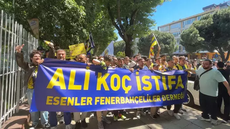 Kadıköy’de binlerce Fenerbahçeli taraftar, kulüp yönetimine tepkilerini dile getirmek için yürüyüş gerçekleştirdi.