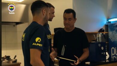Fenerbahçe ile sözleşmesi sona eren Edin Dzeko ve Dusan Tadic'e teşekkür plaketlerinin tüp ve tavalar eşliğinde verilmesi büyük tepki çekti