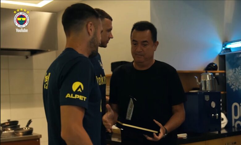 Fenerbahçe ile sözleşmesi sona eren Edin Dzeko ve Dusan Tadic'e teşekkür plaketlerinin tüp ve tavalar eşliğinde verilmesi büyük tepki çekti