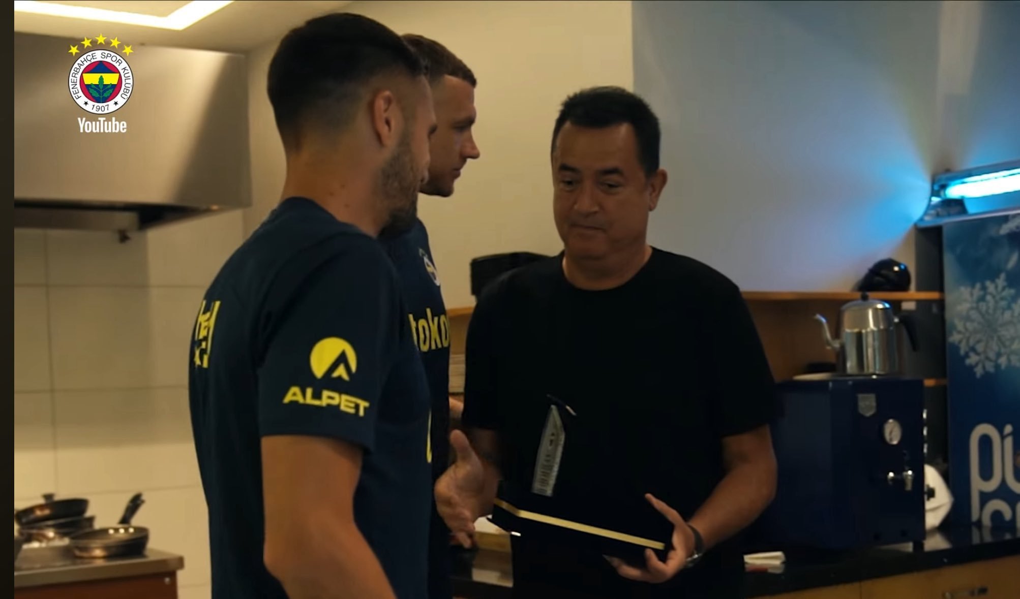 Fenerbahçe ile sözleşmesi sona eren Edin Dzeko ve Dusan Tadic'e teşekkür plaketlerinin tüp ve tavalar eşliğinde verilmesi büyük tepki çekti
