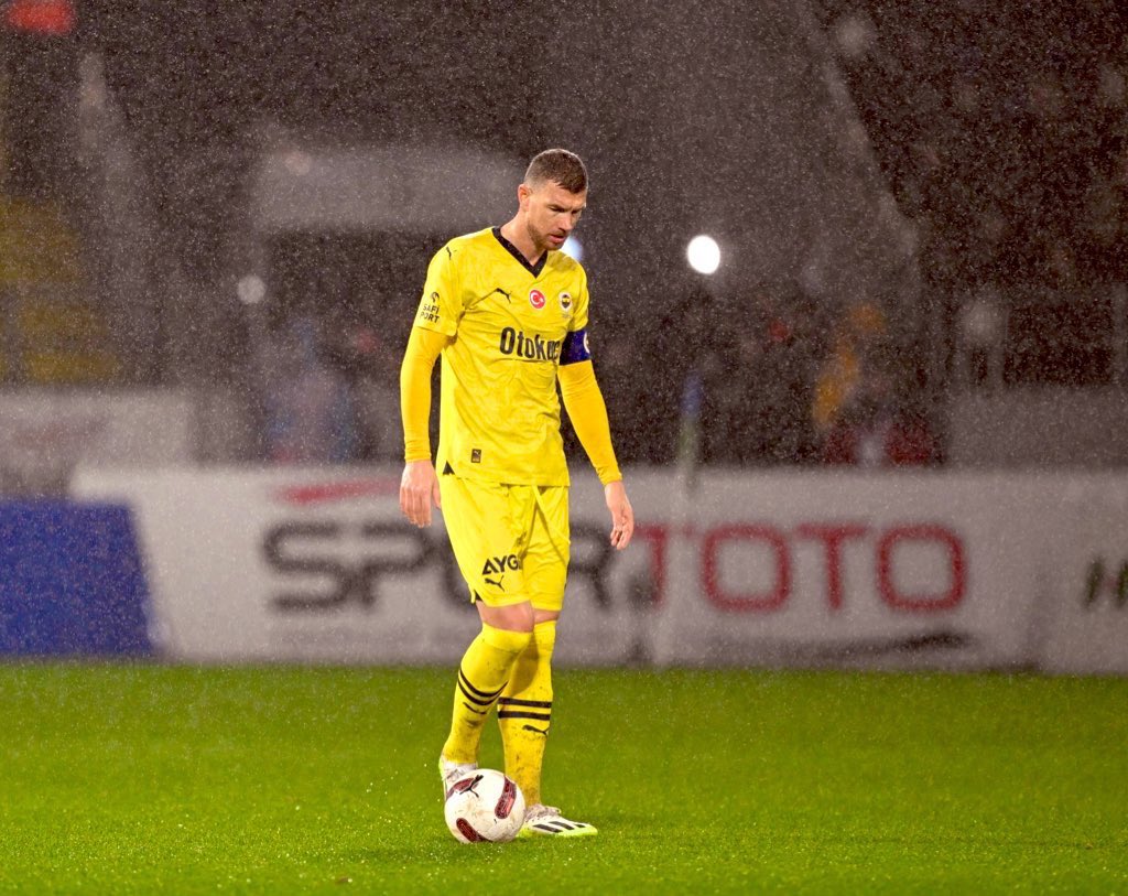 Fenerbahçe ile sözleşmesi sona erecek olan 39 yaşındaki forvet oyuncusu Edin Dzeko yayınladığı mesajla veda etti