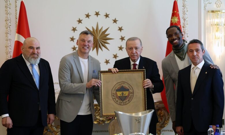 Cumhurbaşkanı Recep Tayyip Erdoğan, basketbolda EuroLeague şampiyonu olan Fenerbahçe Beko'yu ağırladı