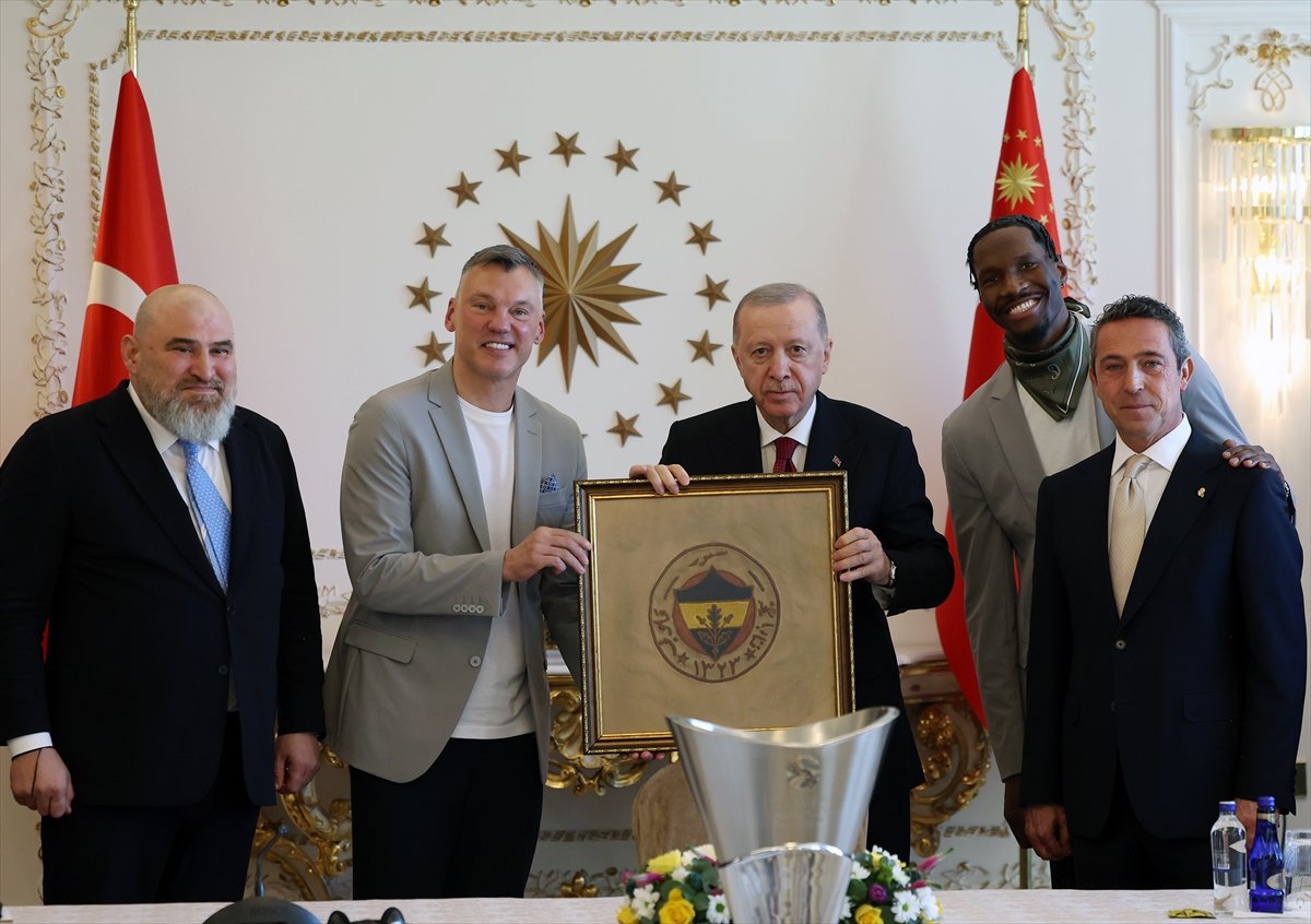 Cumhurbaşkanı Recep Tayyip Erdoğan, basketbolda EuroLeague şampiyonu olan Fenerbahçe Beko'yu ağırladı