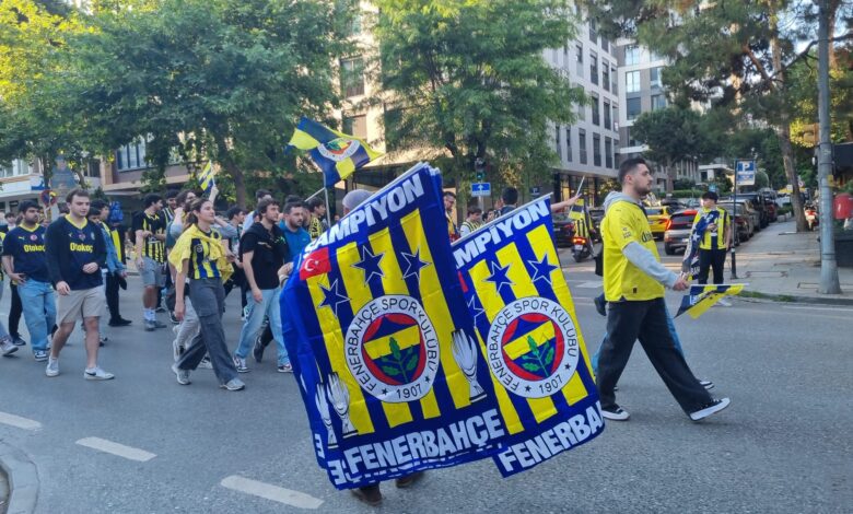 Fenerbahçe Beko'yu taraftar bağrına bastı 1 EuroLeague tarihinde ikinci şampiyonluğunu ilan eden Fenerbahçe Beko'nun kutlamalarına yüz binler akın etti