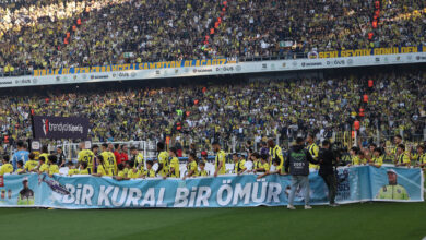 Fenerbahçe sahasında Beşiktaş'a 1/0 mağlup oldu. Sarı-lacivertli taraftarlar derbi mağlubiyetinin ardından yönetimi protesto etti.