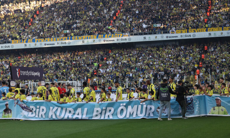 Fenerbahçe sahasında Beşiktaş'a 1/0 mağlup oldu. Sarı-lacivertli taraftarlar derbi mağlubiyetinin ardından yönetimi protesto etti.