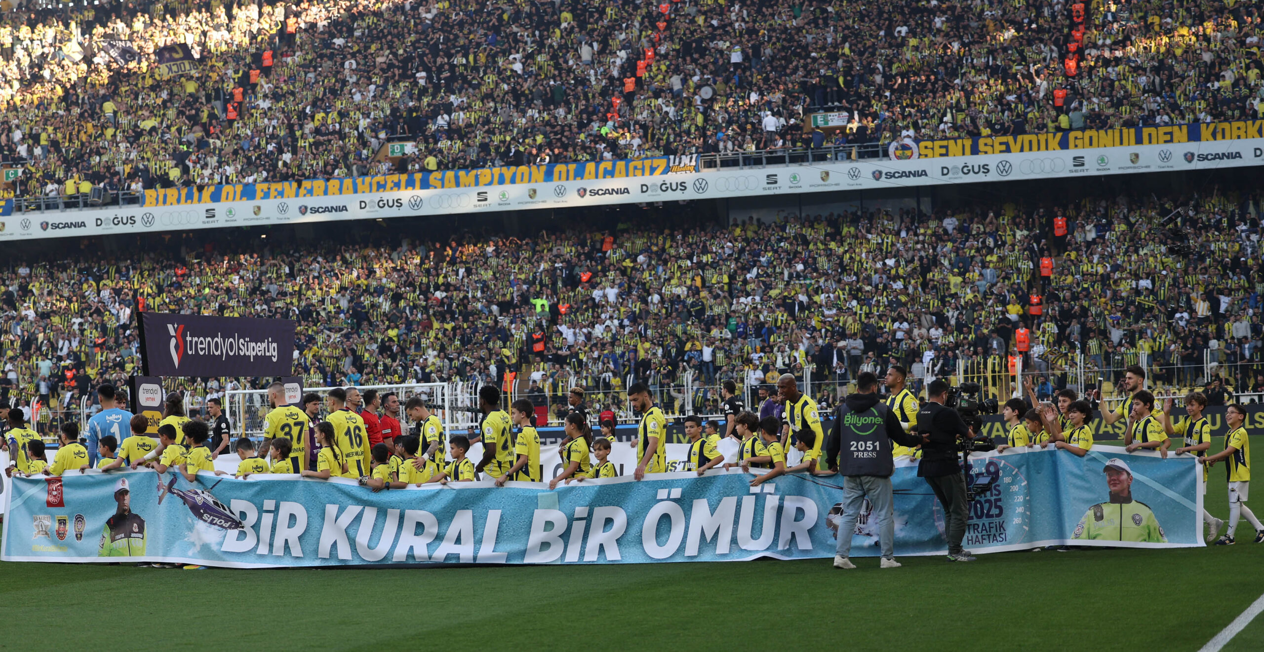 Fenerbahçe sahasında Beşiktaş'a 1/0 mağlup oldu. Sarı-lacivertli taraftarlar derbi mağlubiyetinin ardından yönetimi protesto etti.