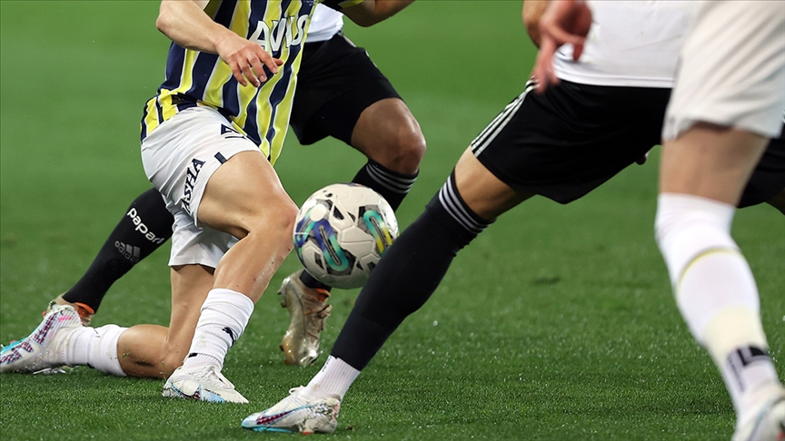 Derbide hem zirve mücadelesi hem de Avrupa bileti için yarışan ezeli rakiplerin hücum hattındaki yıldız oyuncular ön plana çıkıyor.