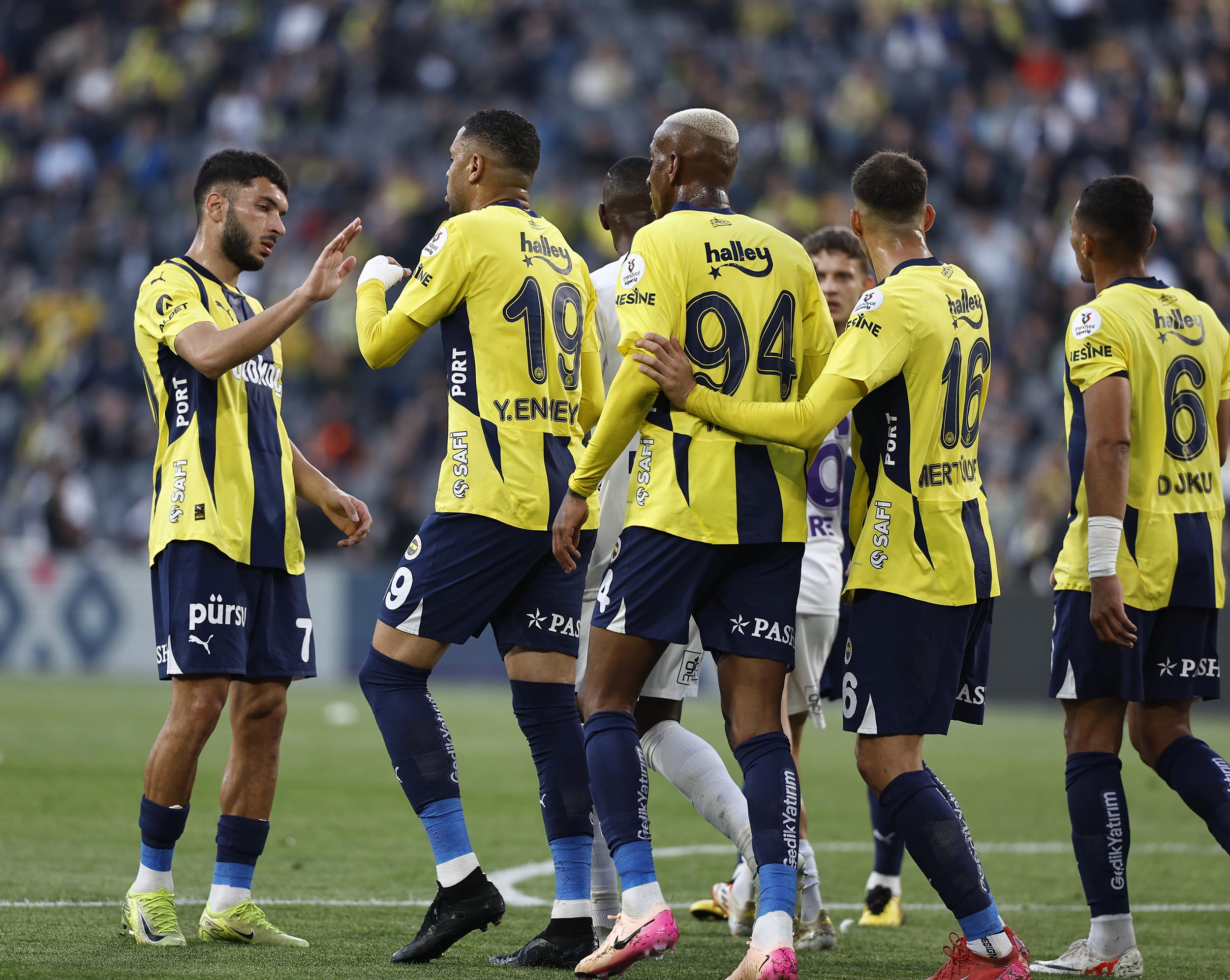 Trendyol Süper Lig’in 36. haftasında sahasında Eyüpspor’u konuk eden Fenerbahçe, En-Nesyri ve Dzeko’nun golleriyle rakibini 2-1 mağlup etti.