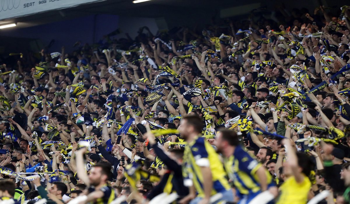 Beşiktaş mağlubiyeti ve şampiyonluk yarışından kopulmasının ardından Fenerbahçe’de tansiyon yükseldi.