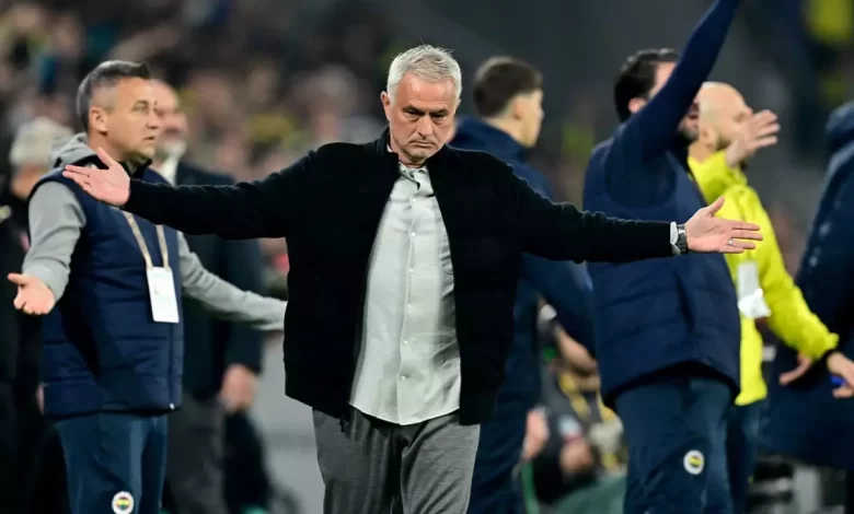 Ali Koç'un eylül ayında seçim kararı almasının ardından muhalefet imza toplarken Jose Mourinho’nun geleceği de belirsizliğini koruyor.
