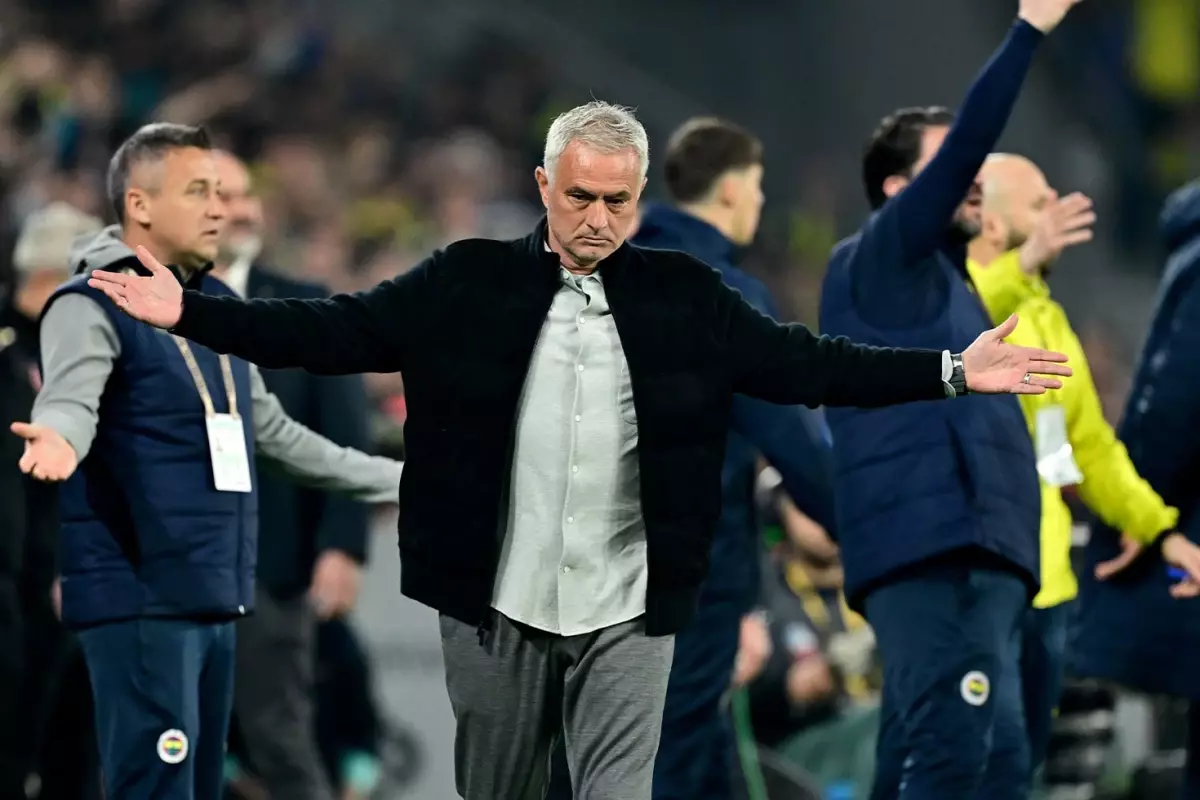 Ali Koç'un eylül ayında seçim kararı almasının ardından muhalefet imza toplarken Jose Mourinho’nun geleceği de belirsizliğini koruyor.