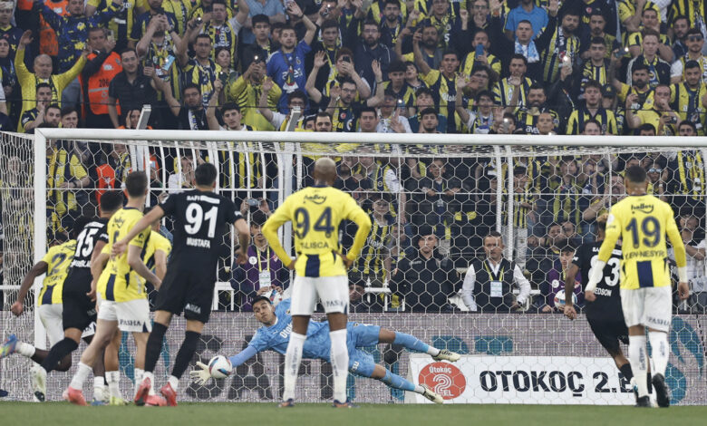 Trendyol Süper Lig’in 34. haftasında ezeli rakibi Beşiktaş’ı konuk eden Fenerbahçe, sahadan 1-0’lık mağlubiyetle ayrıldı.
