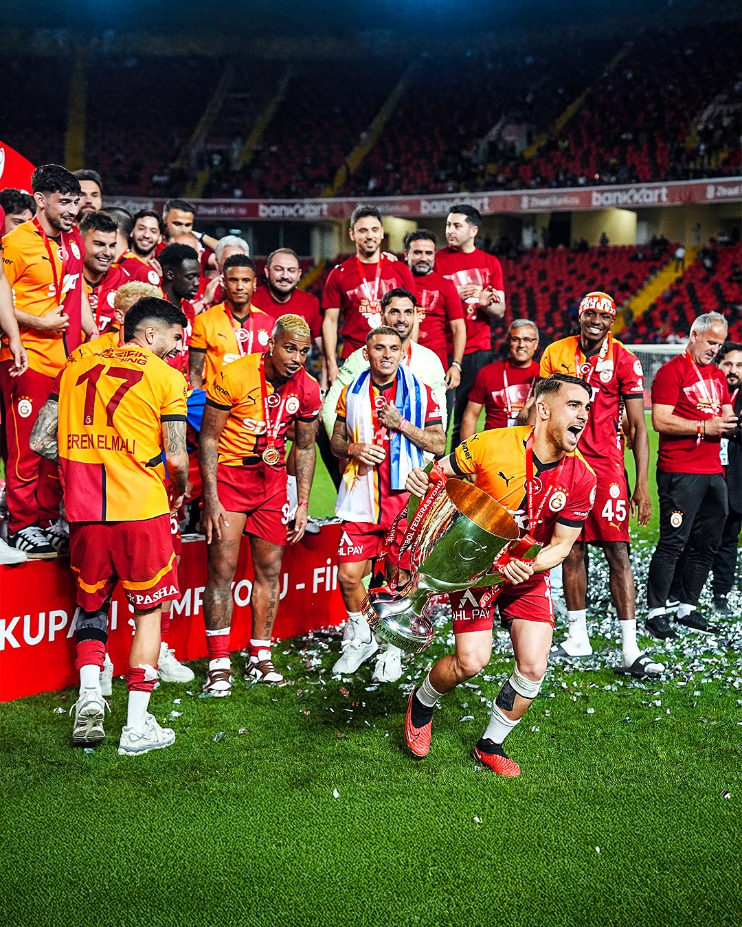 Şampiyonluğu garantileyen Galatasaray, 7 eksikle çıktığı karşılaşmada Göztepe'yi deplasmanda Kaan Ayhan ve Morata'nın golleriyle yendi