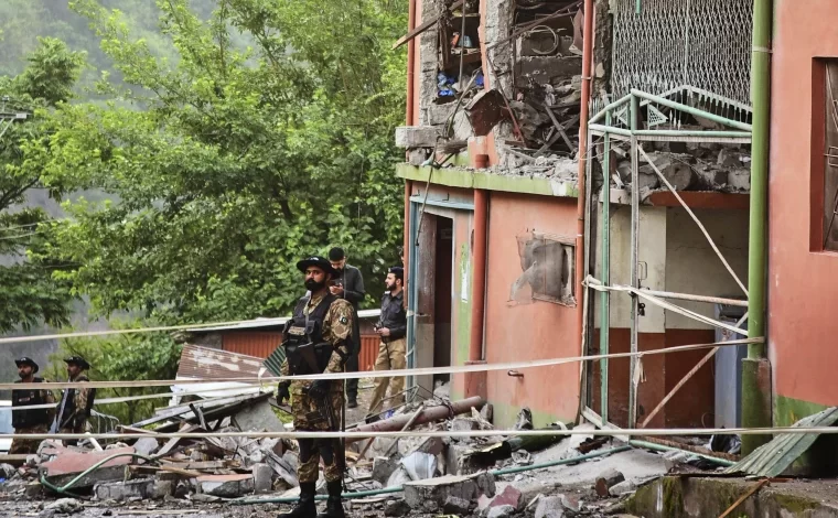 Hindistan’ın Pakistan kontrolündeki topraklara sabaha karşı gerçekleştirdiği füze saldırıları, bölgede tansiyonu yeniden yükseltti.