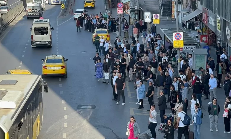 İstanbul’da ulaşımı aksatan özel halk otobüsleri eylemi sona erdi. İstanbul Büyükşehir Belediyesi ile şoförler arasında anlaşmaya varıldı