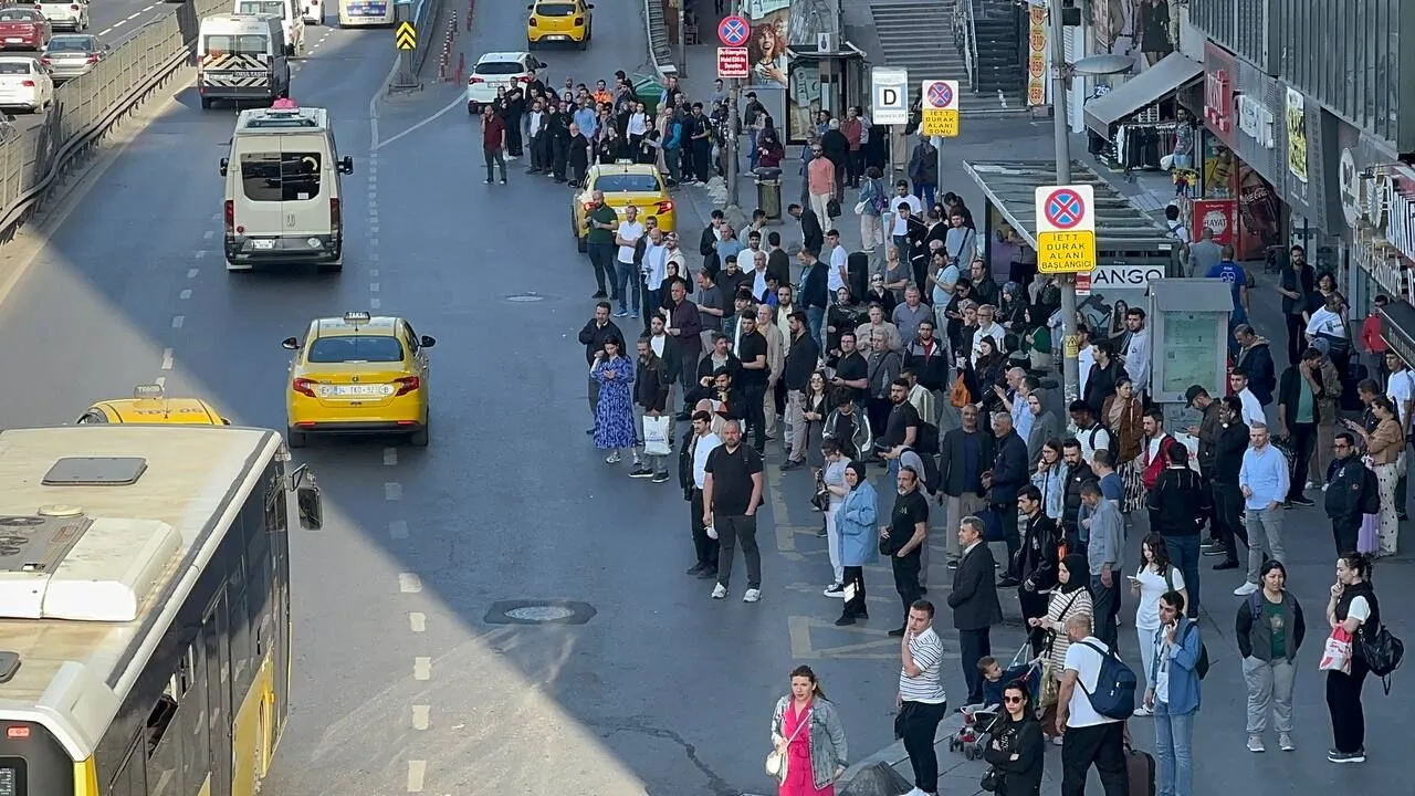 İstanbul’da ulaşımı aksatan özel halk otobüsleri eylemi sona erdi. İstanbul Büyükşehir Belediyesi ile şoförler arasında anlaşmaya varıldı