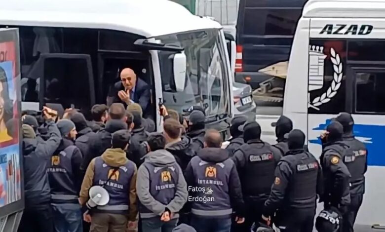 1 Mayıs Emek ve Dayanışma Günü dolayısıyla İstanbul'da Taksim'e yürümek isteyen gruplar güvenlik güçleriyle karşı karşıya geldi.