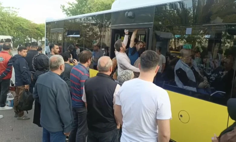 İstanbul’da sabah saatlerinde toplu taşıma duraklarında yoğunluk yaşandı. Özel halk otobüslerinin kontak kapatması