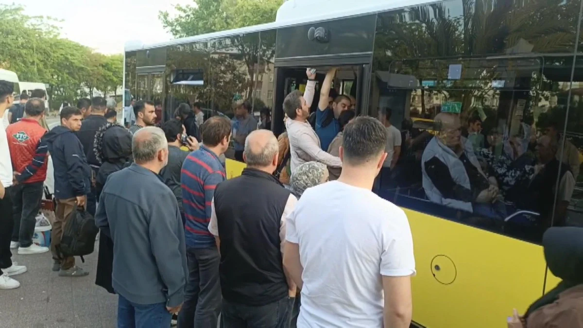 İstanbul’da sabah saatlerinde toplu taşıma duraklarında yoğunluk yaşandı. Özel halk otobüslerinin kontak kapatması
