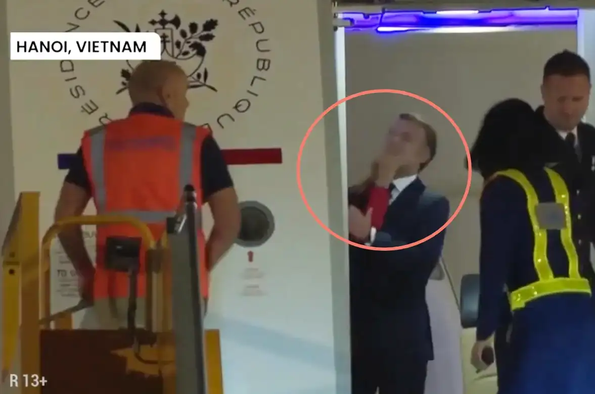 Fransa Cumhurbaşkanı Emmanuel Macron, Vietnam’daki resmi ziyaretinde eşi Brigitte Macron’un yüzüne tokat atmasıyla dünya gündemine oturdu.