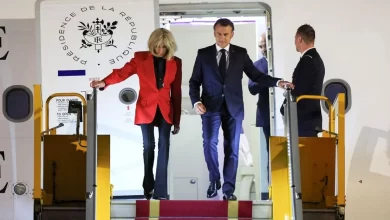 Emmanuel Macron, eşi Brigitte Macron’un Vietnam’a iniş sırasında yüzüne dokunduğu anın yer aldığı görüntüler hakkında sessizliğini bozdu.