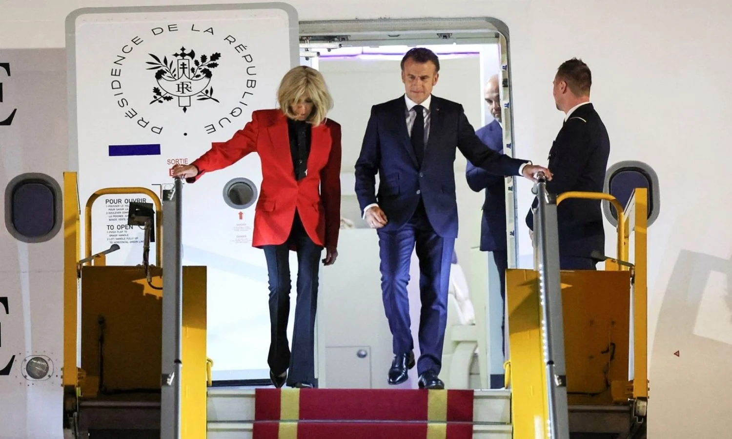 Emmanuel Macron, eşi Brigitte Macron’un Vietnam’a iniş sırasında yüzüne dokunduğu anın yer aldığı görüntüler hakkında sessizliğini bozdu.