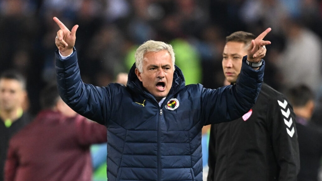 Teknik direktör Jose Mourinho’nun takımda kalıp kalmayacağı tartışılırken, Portekizli hoca yeni sezon hazırlıklarına başladı.