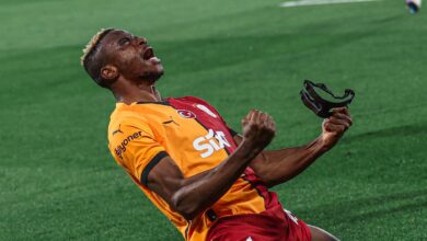 Bu sezon kiralık oynadığı Galatasaray ve İngiliz ekibi Manchester United'ın teklifini geri çeviren Victor Osimhen, Suudi Arabistan'ın Al Hilal takımıyla anlaştı