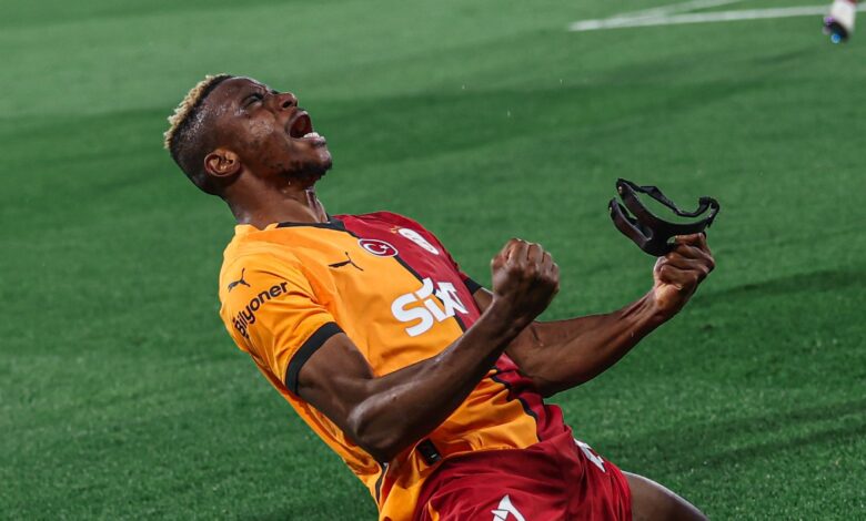 Bu sezon kiralık oynadığı Galatasaray ve İngiliz ekibi Manchester United'ın teklifini geri çeviren Victor Osimhen, Suudi Arabistan'ın Al Hilal takımıyla anlaştı