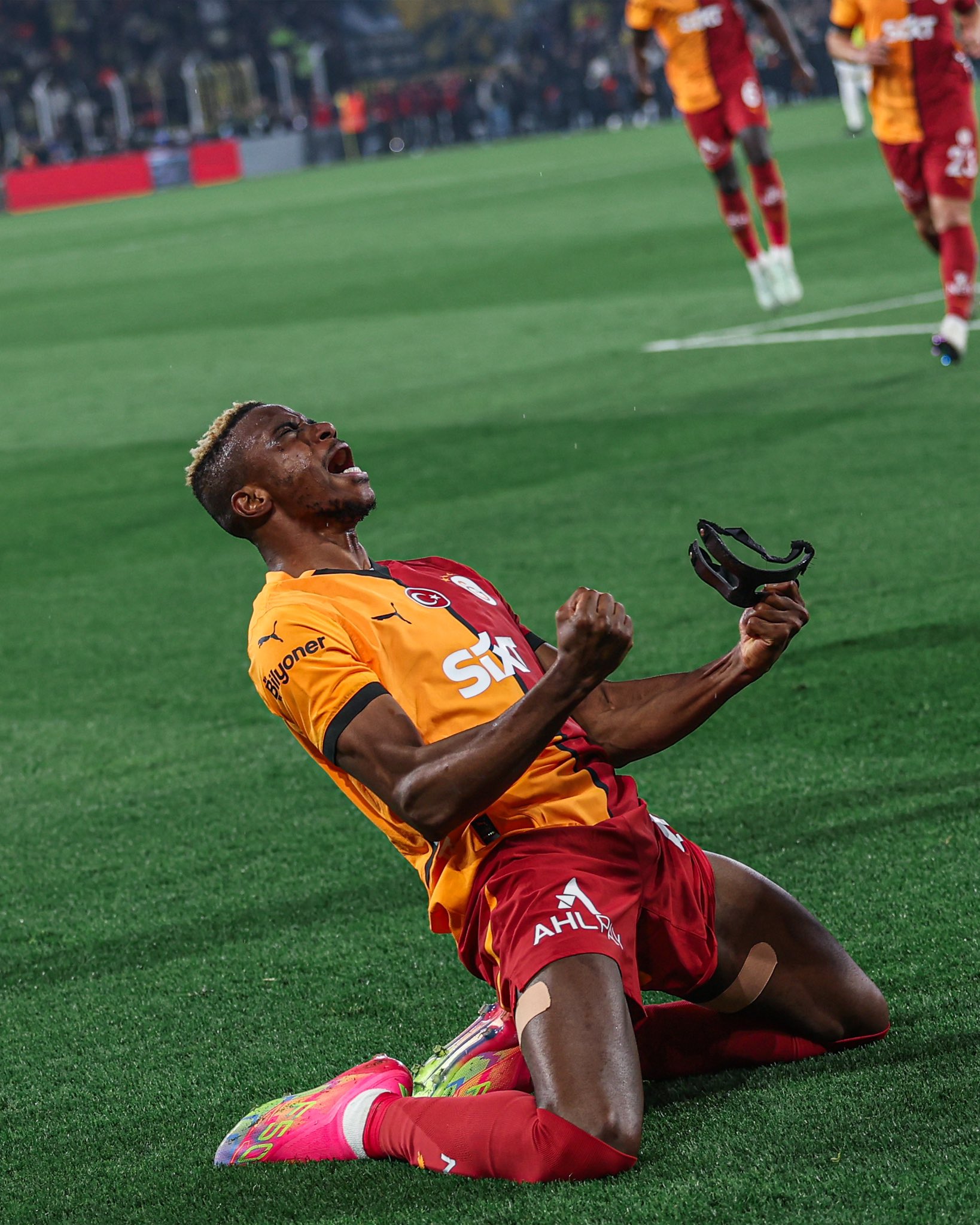 Bu sezon kiralık oynadığı Galatasaray ve İngiliz ekibi Manchester United'ın teklifini geri çeviren Victor Osimhen, Suudi Arabistan'ın Al Hilal takımıyla anlaştı