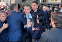 CHP lideri Özgür Özel'e yumruklu saldırı! 3 CHP Genel Başkanı Özgür Özel, Sırrı Süreyya Önder için AKM'de düzenlenen anma töreni çıkışında yumruklu saldırıya uğradı.