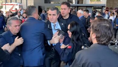 CHP Genel Başkanı Özgür Özel, Sırrı Süreyya Önder için AKM'de düzenlenen anma töreni çıkışında yumruklu saldırıya uğradı.