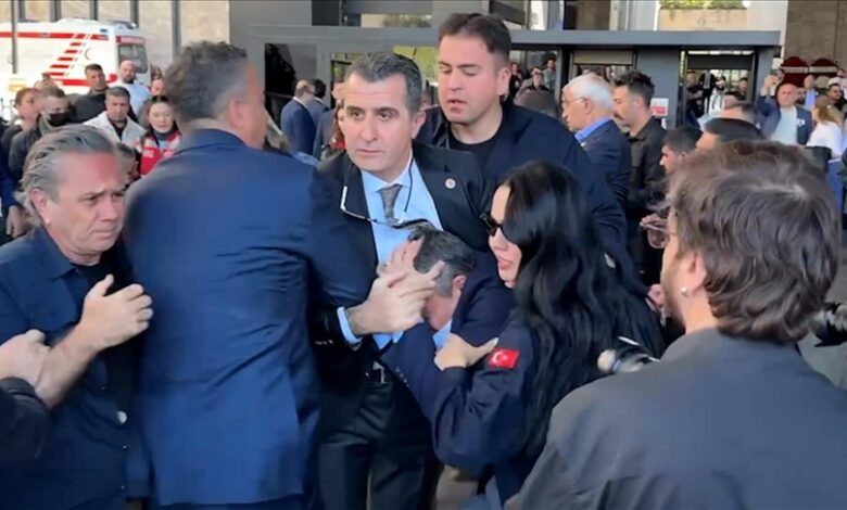 CHP Genel Başkanı Özgür Özel, Sırrı Süreyya Önder için AKM'de düzenlenen anma töreni çıkışında yumruklu saldırıya uğradı.