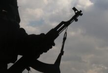 PKK silah bıraktı, kendini feshetti 2 Terör örgütü PKK, silahlı faaliyetlerine son vererek kendini feshettiğini duyurdu.
