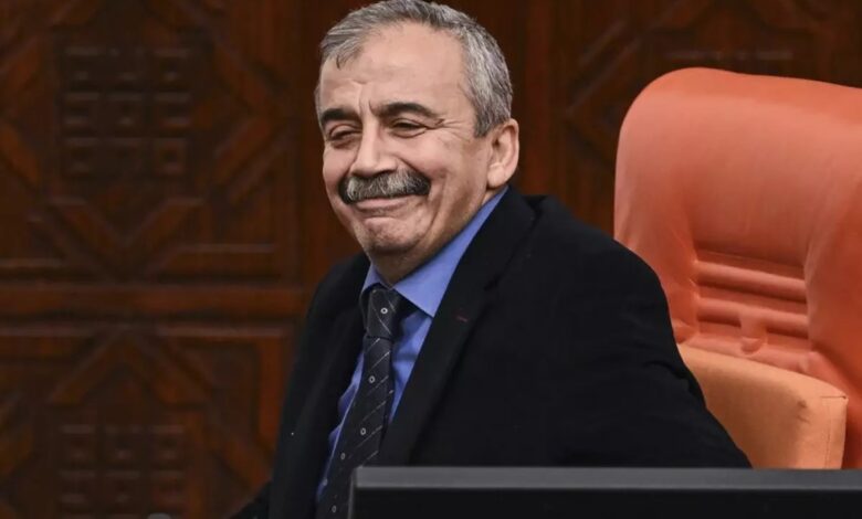 DEM Parti İstanbul Milletvekili ve TBMM Başkanvekili Sırrı Süreyya Önder, tedavi gördüğü hastanede 62 yaşında hayatını kaybetti.