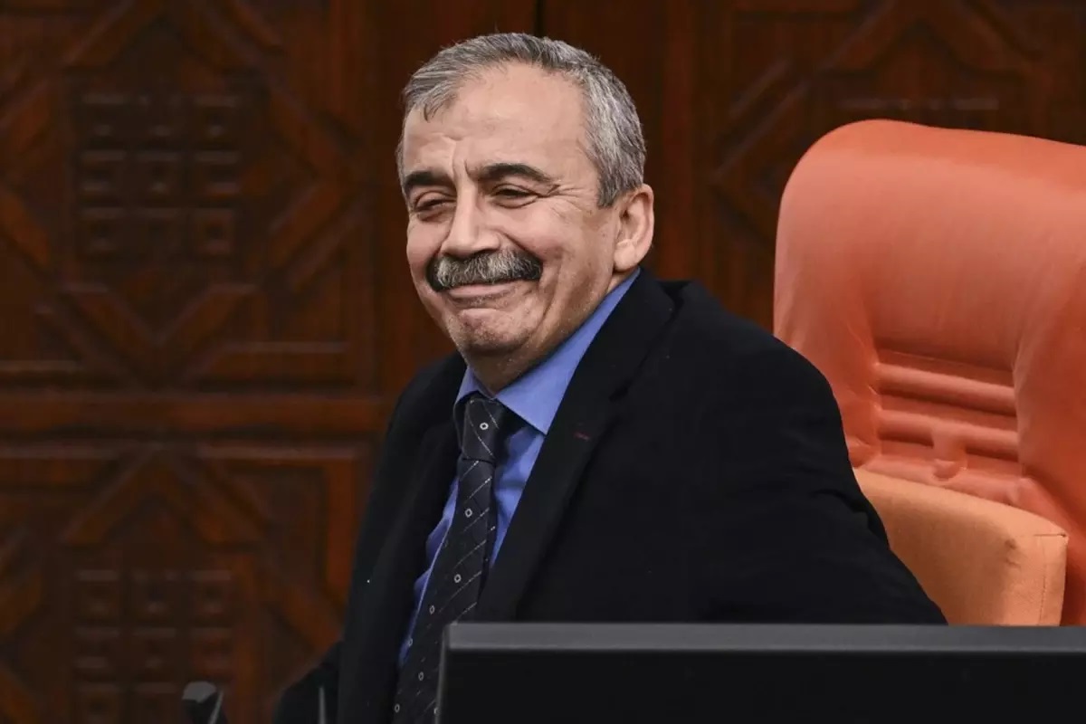 DEM Parti İstanbul Milletvekili ve TBMM Başkanvekili Sırrı Süreyya Önder, tedavi gördüğü hastanede 62 yaşında hayatını kaybetti.
