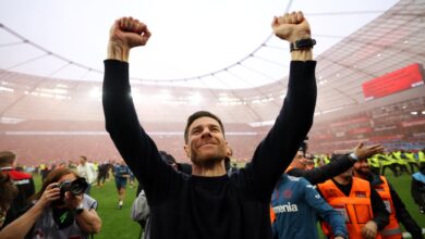 Real Madrid'de Ancelotti gitti, Xabi Alonso geldi Sezonu kupasız kapatan Real Madrid'de kan değişimi gerçekleşti. Brezilya Milli Takımı ile anlaşan Carlo Ancelotti ile yollarını ayıran Real Madrid'in yeni teknik direktörü Xabi Alonso oldu. 2009-2014 yılları arasında Real Madrid forması giyen 43 yaşındaki teknik adam, Real Sociedad'ın B takımını çalıştırmasının ardından 2022-25 yılları arasında görev yaptığı Bayer Leverkusen'de 2023-24'de Almanya'da lig, kupa ve Süper Kupası'yı kazanmış, 2023-24'te de takımı UEFA Avrupa Ligi'nde finale taşımıştı. Arda Güler'e büyük şans doğdu Xabi Alonso'nun Real Madrid'in başına geçmesiyle Fenerbahçe'nin eski oyuncusu Arda Güler'e şans doğdu. İspanyol teknik adamın, Bayer Leverkusen'in başında iken kiralamak istediği Arda Güler'i Real Madrid'de banko oynatması bekleniyor. Real Madrid, gelecek sezon için Bournemouth'un stoperi Dean Huijsen'i 60 milyon Euro'ya transfer etmişti. İspanyol devinin bu yaz transfer döneminde oldukça hareketli geçirmesi bekleniyor.