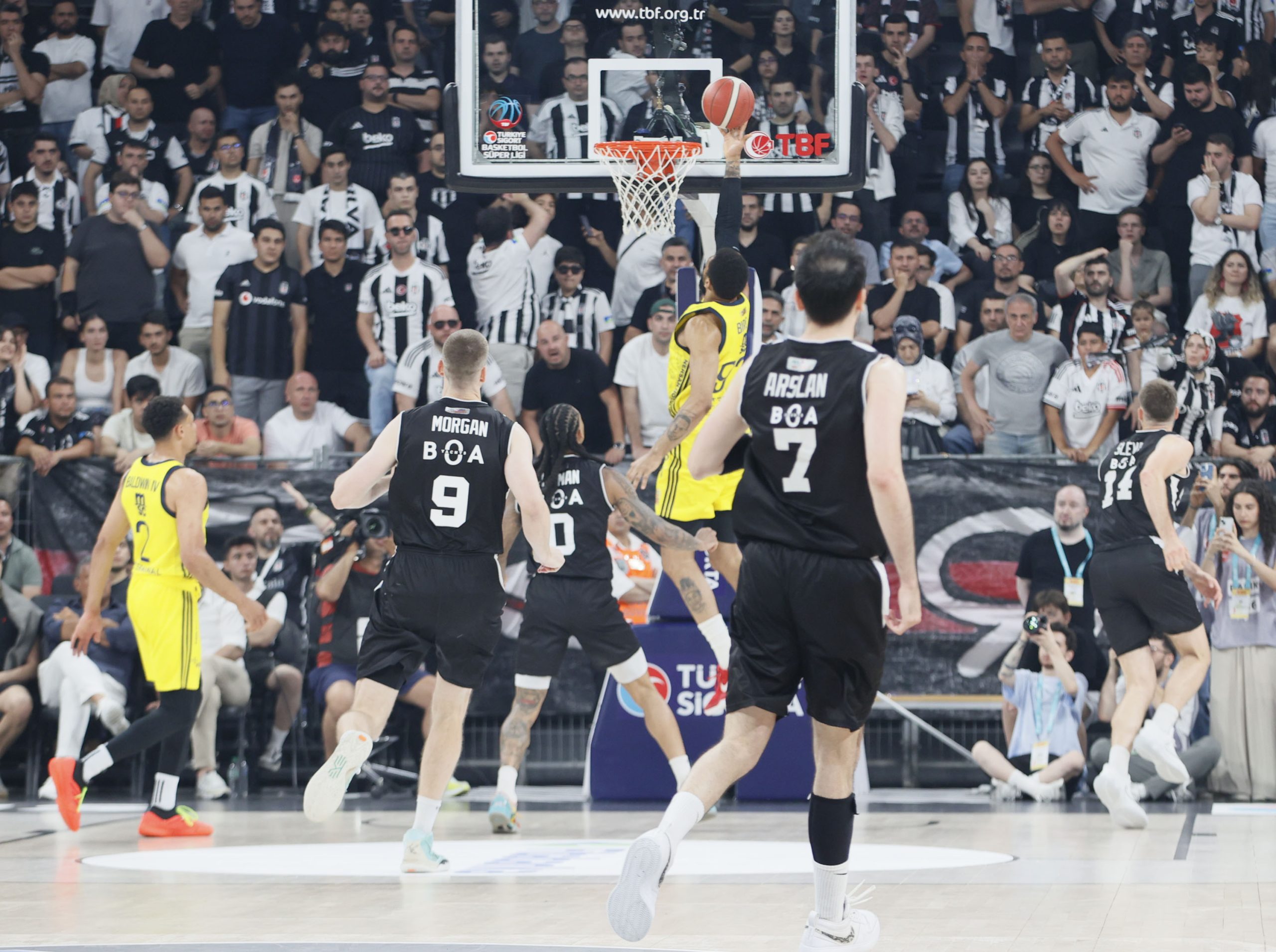 Nationalturk.com yazarı Ufuk Akyüz, Beşiktaş Fibabanka-Fenerbahçe Beko serisinde siyah-beyazlıların aldığı galibiyeti değerlendirdi.