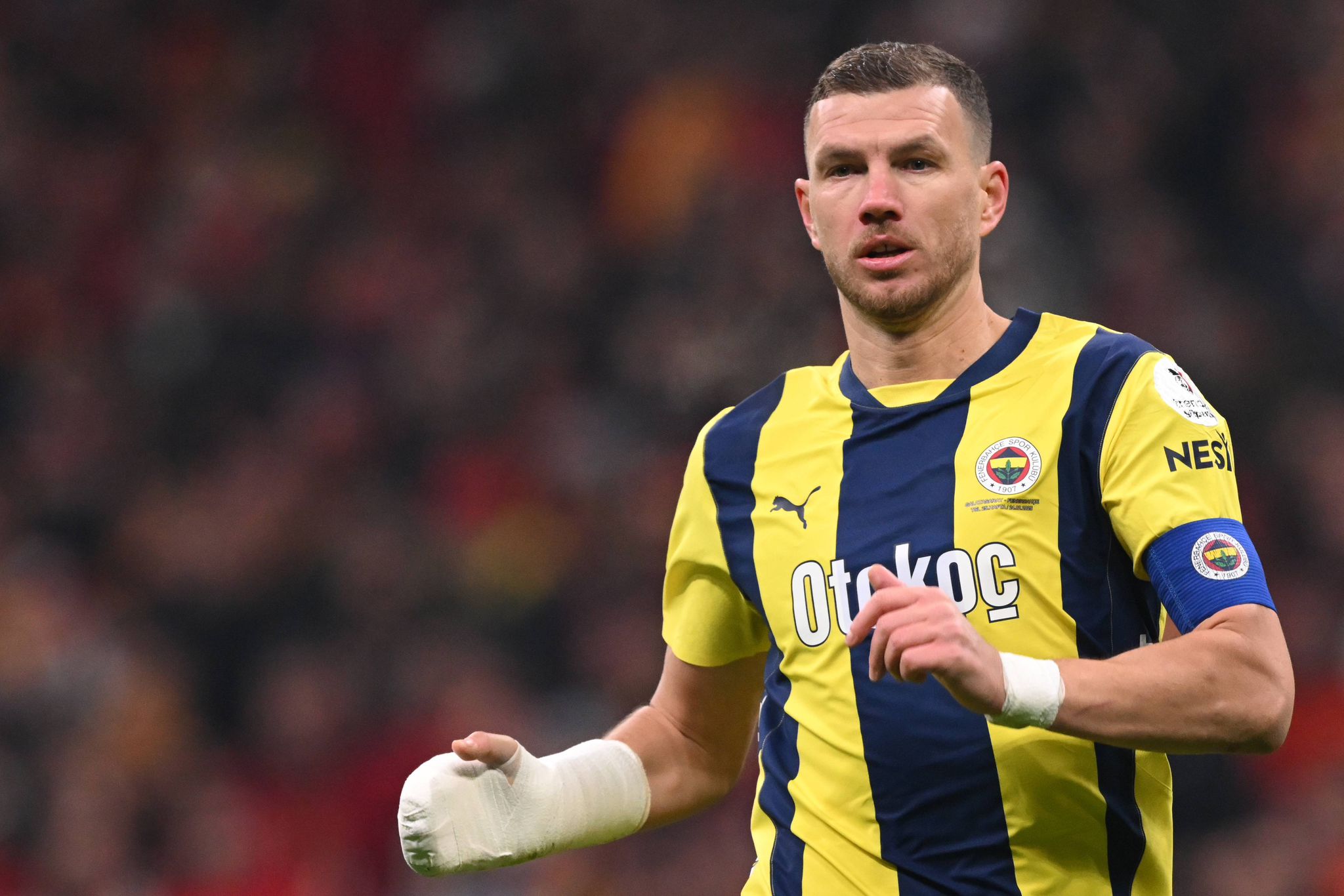 Fenerbahçe'den ayrılan Edin Dzeko'nun yedek santrfor olarak Real Madrid'e transfer olacağı iddia ediliyor