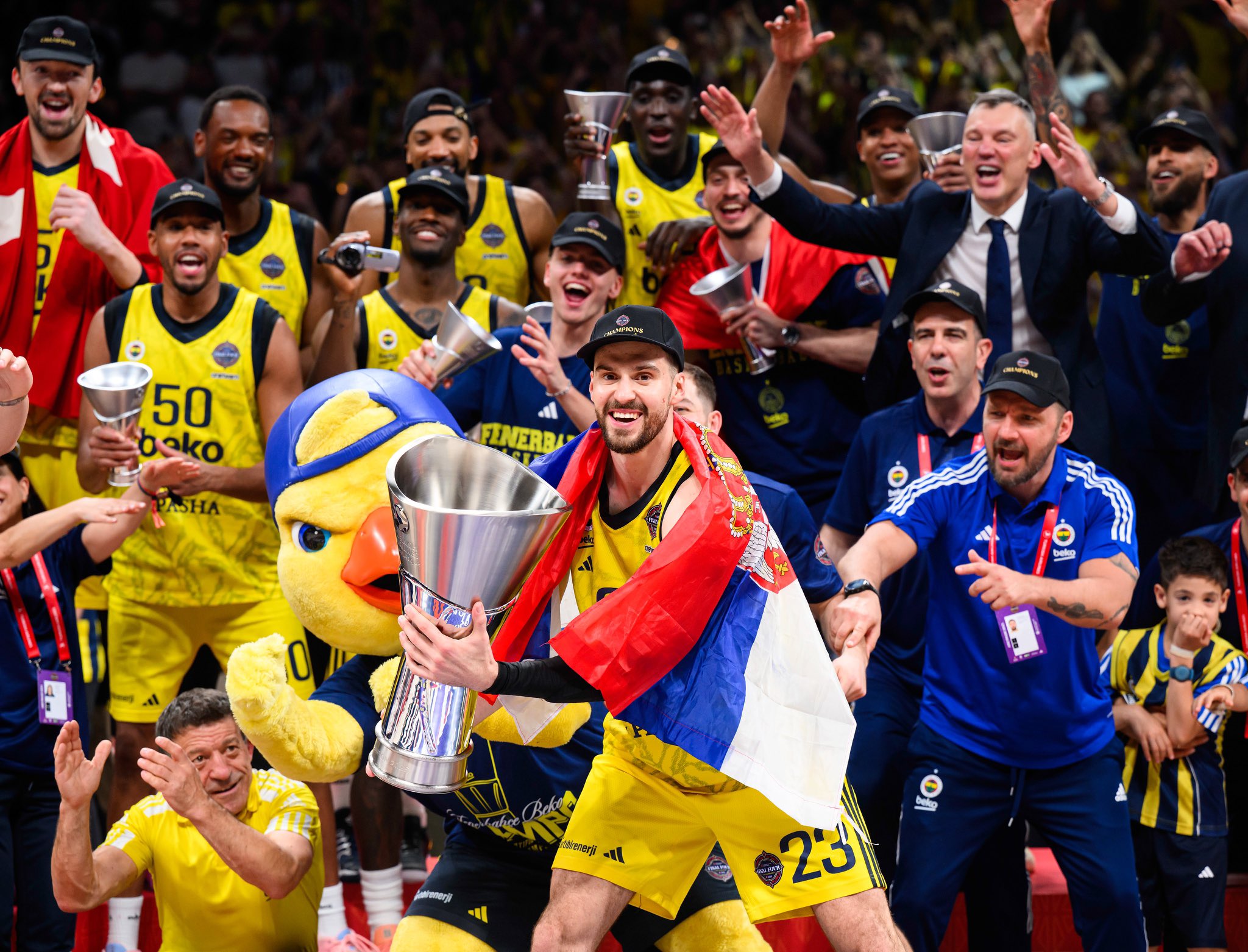 Fenerbahçe Beko, Scottie Wilbekin ile sözleşme yenilerken Olympiakos'tan Vasilije Micic ile de anlaşmaya vardı