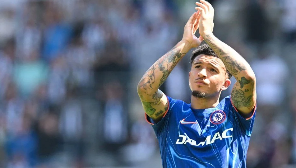 Napoli'nin yüksek maaş talebi nedeniyle vazgeçtiği Jadon Sancho için Fenerbahçe harekete geçti.